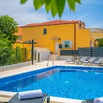 Mile-with Private Heated Pool Holiday home Katuni