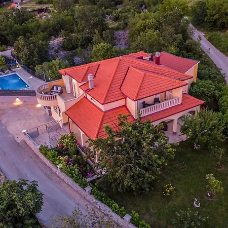 Dom wakacyjny Mile-with Private Heated Pool Katuni