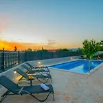 別荘 Mile-with Private Heated Pool *