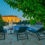 Mile-with Private Heated Pool 別荘 Katuni