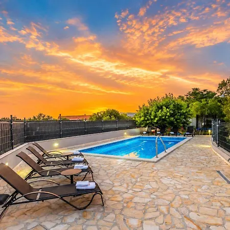 Mile-with Private Heated Pool * Katuni