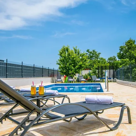 別荘 Mile-with Private Heated Pool