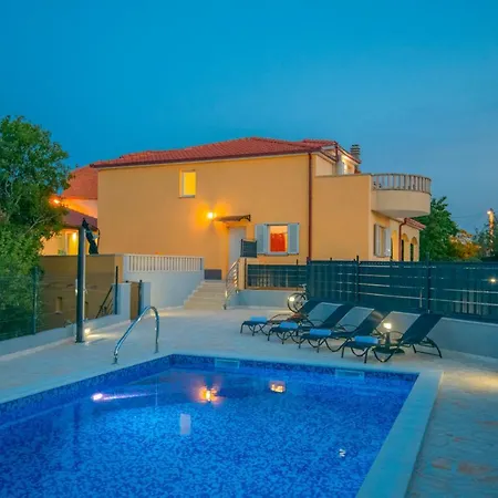 別荘 Mile-with Private Heated Pool *