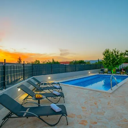 別荘 Mile-with Private Heated Pool *