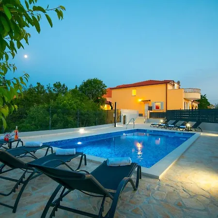 別荘 Mile-with Private Heated Pool *