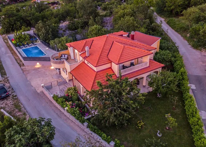 Dom wakacyjny Mile-with Private Heated Pool Katuni