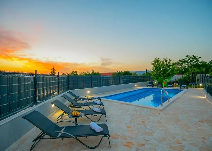 Ferienhaus Mile-with Private Heated Pool *